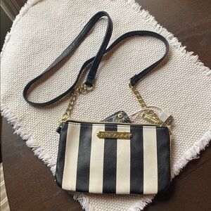 Betsey Johnson “I’m in Charge” Charging Crossbody, Black and White, New.
